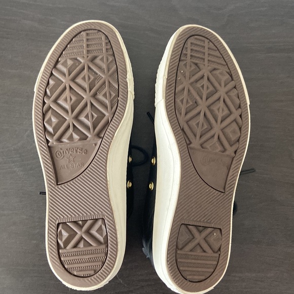 Women Converse size 7 black leather sneakers( runs 1/2 size bigger) - Picture 7 of 9